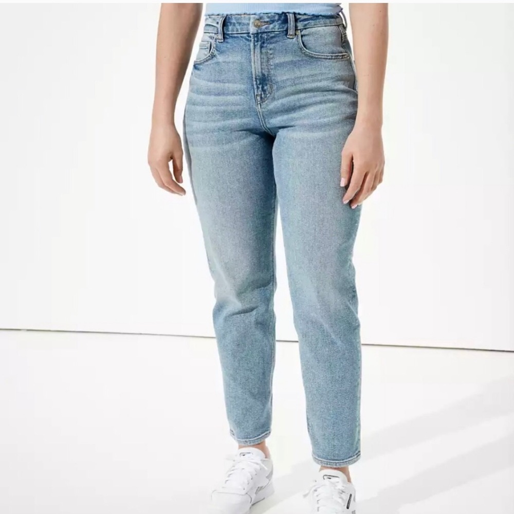 NWT American Eagle Outfitters Curvy Mom Jeans 4 SHORT Light Wash Denim Stretch - Picture 1 of 8